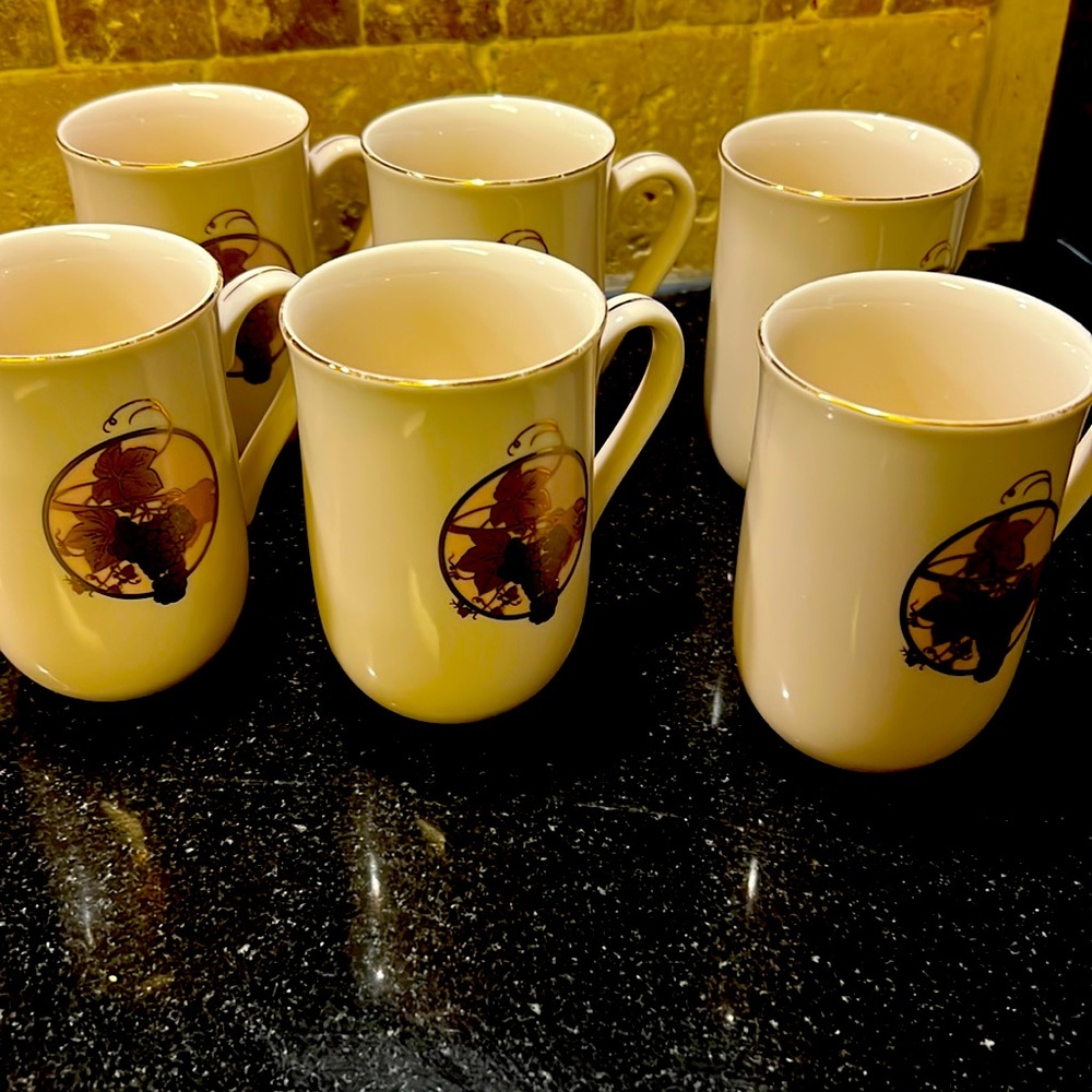 6 cups Otagiri Curtis Swann with a bunch of grapes.